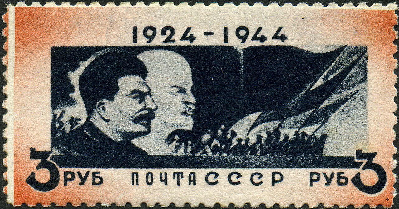 Sello de la URSS. Stalin, sucesor de Lenin, a los veinte años de la muerte de este. Dominio público, vía Wikimedia Commons